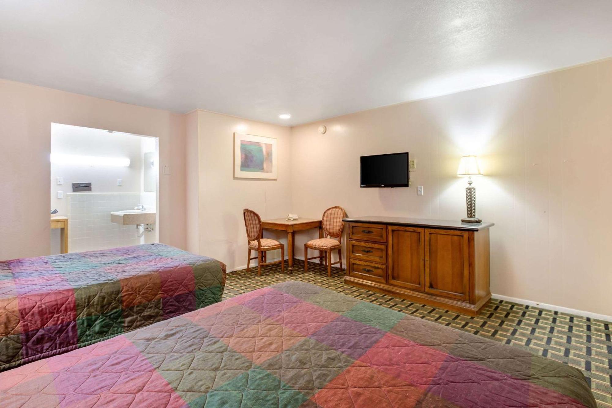 Rodeway & Hotel